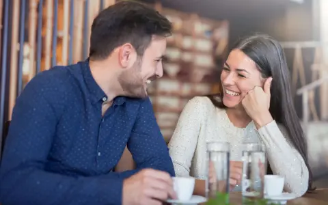 Czy mężczyzna może kokietować? Rozpoznaj sygnały i flirtuj z klasą