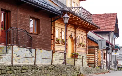 Drewniane domy i kamienne mury tworzą urokliwy krajobraz. Odkryj lanckorona atrakcje, spacerując tą malowniczą uliczką.
