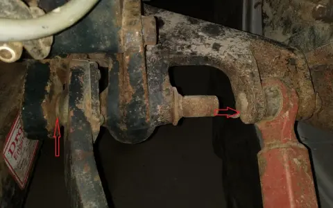 Zetor 7211: gdzie jest filtr hydrauliki? Widoczne elementy układu podnośnika, czerwone strzałki wskazują punkty mocowania.