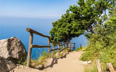 Sentiero degli Dei: un percorso mozzafiato con vista sul mare. Quanti km? Circa 7, un'avventura indimenticabile.