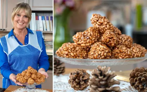 Uśmiechnięta kobieta w fartuchu prezentuje talerz z chrupiącymi szyszkami z ryżu preparowanego. Obok leżą prawdziwe szyszki.