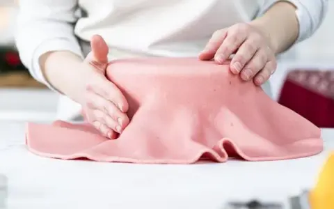 Jak skutecznie skleić masę cukrową? Sprawdzone metody i porady