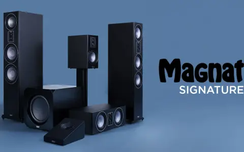 Zestaw czarnych głośników Magnat Quantum 605, w tym kolumny podłogowe, subwoofer i głośniki centralne, prezentuje się elegancko na niebieskim tle.