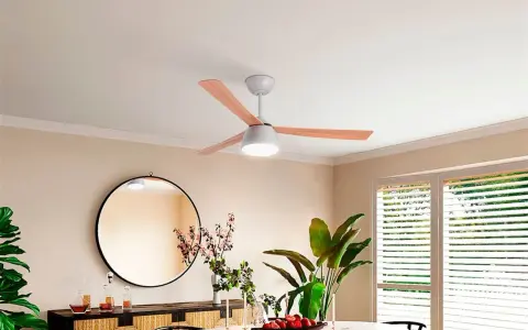 Ventilador de techo con luz integrada y aspas de madera, un ejemplo de los modernos tipos de ventiladores para el hogar.