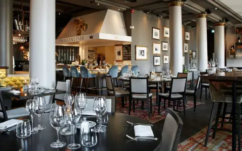Elegant restaurang med fisktema. Väl dukade bord och bar med blå sammetsstolar. Många positiva fiskekrogen recensioner kan tänkas här.