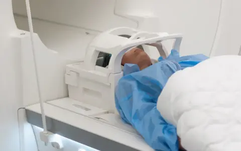 Pacjent w rezonansie magnetycznym głowy, badanie trwa zazwyczaj od 30 do 60 minut.
