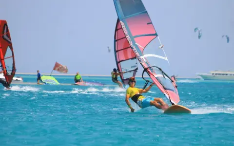 Ile trwa nauka windsurfingu? Opanuj podstawy w tydzień!