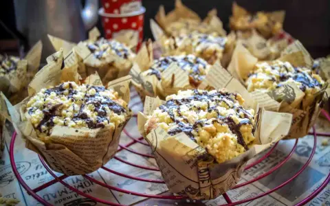 Saftige Nutella Muffins mit Streuseln und Schokodrizzle, in Zeitungspapier gebacken.