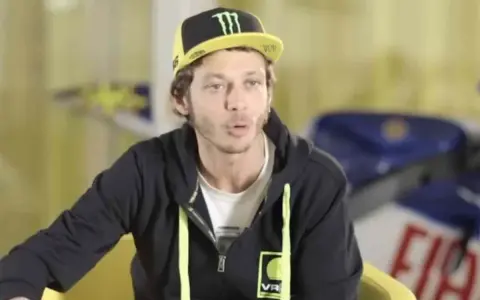 Valentino Rossi, il Dottore, con il suo iconico cappellino Monster Energy, parla con passione.