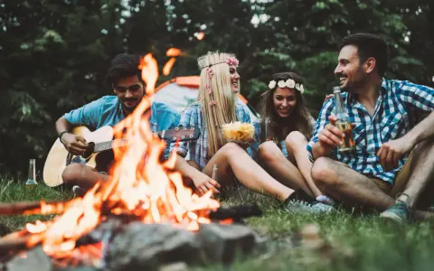 Przy ognisku można śpiewać przy gitarze, jeść chipsy i pić piwo. Wspaniałe chwile z przyjaciółmi na łonie natury.