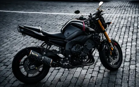 Czarny motocykl na bruku, gotowy do sprowadzenia motocykli z USA.