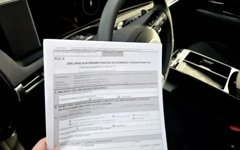 Kupno samochodu krok po kroku: wypełnianie deklaracji PCC-3 w samochodzie.