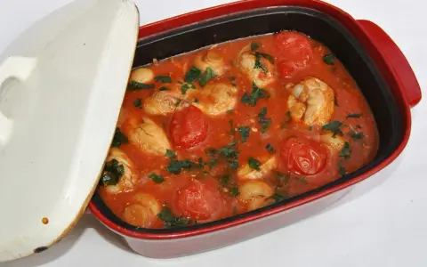 Kyckling marengo i en röd gryta med tomater, champinjoner och persilja. En härlig gryta som doftar av Italien.