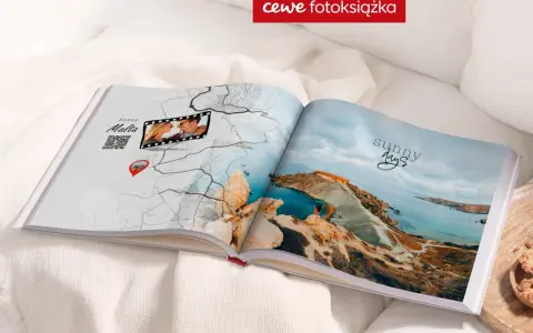 Otwarta fotoksiążka z mapą Malty i zdjęciami z podróży. Krótki czas realizacji fotoksiążki sprawia, że wspomnienia szybko wracają.