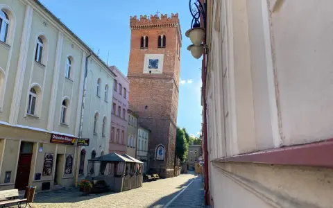 Wieża ciśnień i kolorowe kamienice tworzą urokliwy zakątek, który warto zobaczyć, odkrywając ząbkowice śląskie atrakcje.