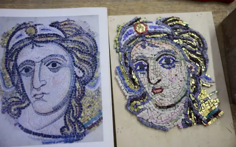 Creazione di un mosaico ispirato ai famosi mosaici romani, con un volto femminile dettagliato e colorato.