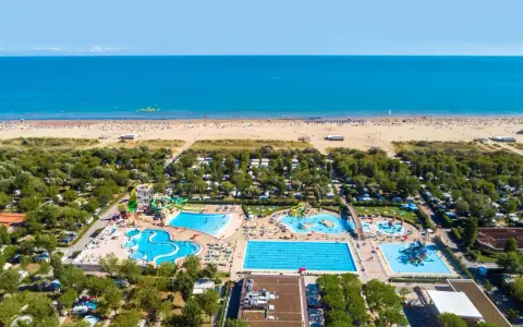 Wspaniałe kempingi nad morzem z basenami i zjeżdżalniami, otoczone zielenią, tuż przy piaszczystej plaży.