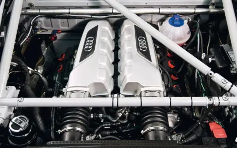 Silnik Audi V10, serce bolidu wyścigowego, gotowe do osiągnięcia prędkości 300 km/h.