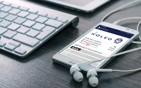Smartfon z aplikacją KOLEO pokazuje plan podróży i opcje płatności, oferując ulga ustawowa przy zakupie biletów.