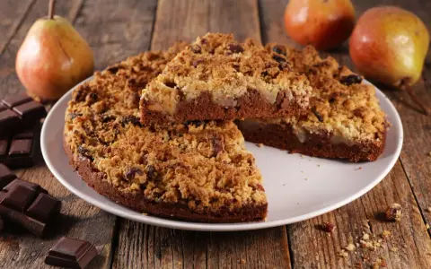 Gâteau au chocolat avec crumble aux pommes et poires, parfait pour une recette crumble pomme poire.