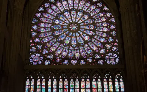 La rosace et les vitraux d'une cathédrale, un témoignage coloré de l'histoire du vitrail.