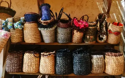 Étalage de paniers et sacs en osier, témoignage du savoir-faire de l'artisanat corse. Des créations variées, colorées et naturelles.
