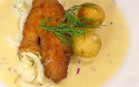 Panerad abborre med dill, småpotatis och en krämig sås. Ett härligt abborre recept för en fin middag.