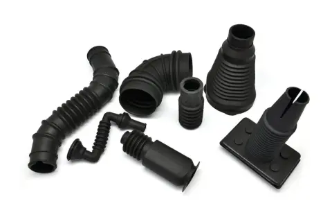 Diverses pièces en caoutchouc noir, dont un joint torique EPDM, des soufflets et des tuyaux flexibles, sur fond blanc.