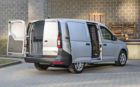 Srebrny Ford Transit Connect z otwartymi drzwiami, widok z tyłu.