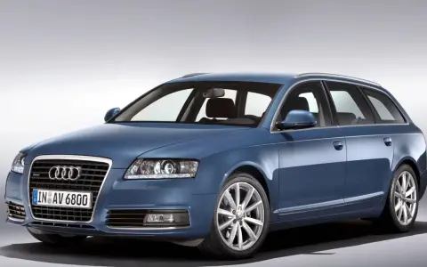 Blauer Audi A6 Kombi 2010 mit silbernen Felgen, bereit für jede Reise.