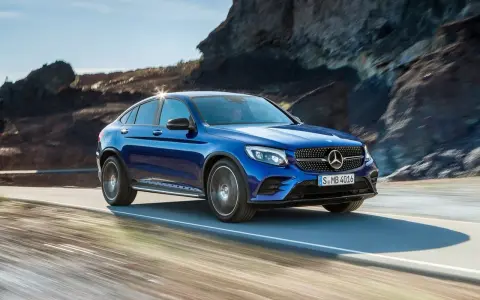 Niebieski Mercedes GLC Coupe w ruchu. Warto sprawdzić opinie i potencjalne usterki przed zakupem.