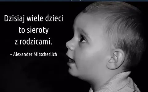 Czarno-białe zdjęcie profilowe dziecka z cytatem o sierotach.