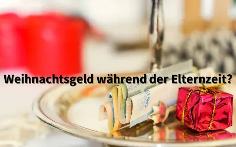 Geld und ein kleines Geschenk auf einem Teller. Die Frage: Weihnachtsgeld während der Elternzeit?