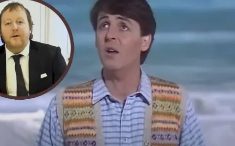 Młody Paul McCartney z zespołu The Beatles śpiewa, a obok niego w okrągłym kadrze widać starszego mężczyznę w garniturze.