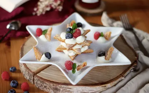 Un dessert étoilé avec des fruits rouges et une crème aérienne, rappelant la douceur d'un namelaka chocolat.