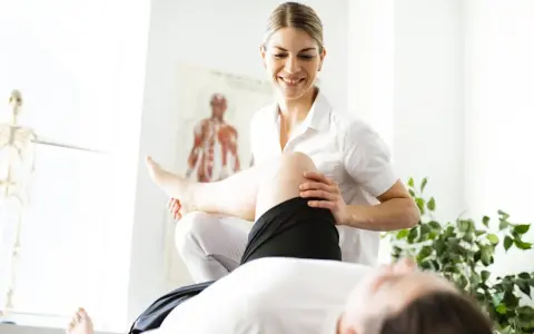 Ile kosztuje fizjoterapeuta w domu? Ceny, NFZ i jak oszczędzić