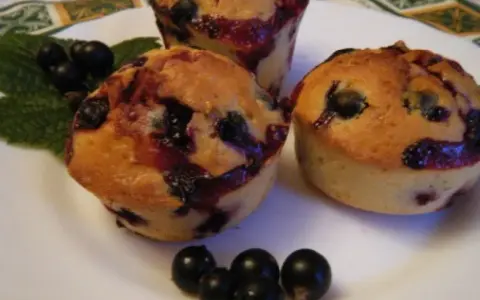 Pyszne muffinki z porzeczkami, pachnące latem i domowym ciepłem. Idealne na deser lub drugie śniadanie.