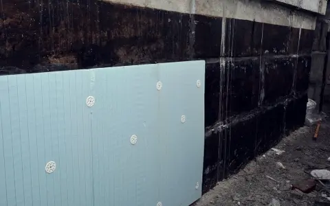 Jak skutecznie zabezpieczyć styropian w ziemi przed wilgocią i uszkodzeniami