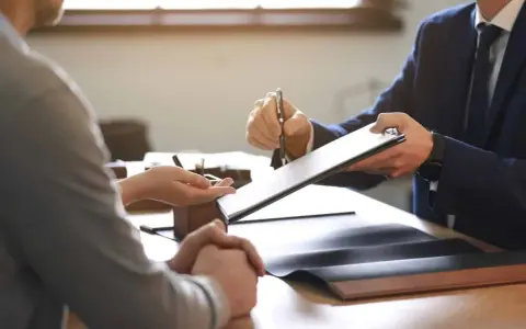 Czego nie wolno adwokatowi? Odkryj zakazy i etykę w pracy prawnika