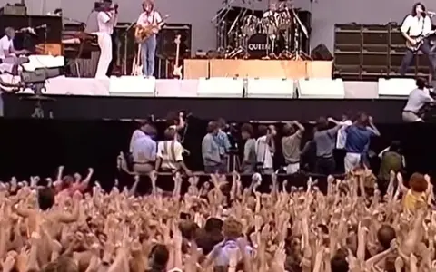 Koncert Queen w Polsce! Tłum szaleje, a Freddie Mercury śpiewa.