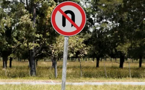 Señal de prohibido girar en U. No se permite la marcha atrás en esta zona.