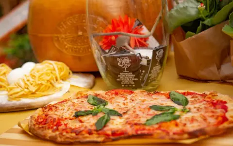 Pizza neapolitańska: czym się różni? Rozpoznaj oryginał!