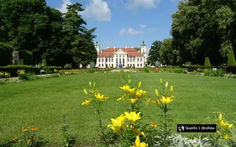 Pałac w Kozłówce otoczony ogrodem z kwitnącymi liliami. Wspaniałe kozłówka atrakcje dla każdego.