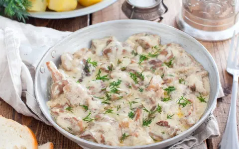 Grzyby w śmietanie z koperkiem, idealne z pieczywem. Zastanawiasz się, jakie przyprawy do grzybów w śmietanie? Koper to klasyka!