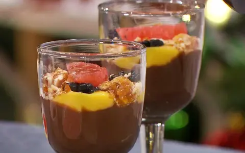 Två glas med chokladpudding, toppad med mango, bär, nötter och grapefrukt. Ett perfekt chokladpudding recept för fest!