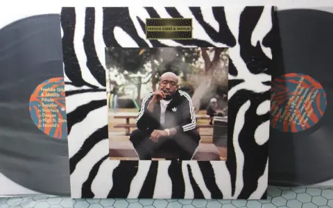 Płyta winylowa "Piñata" Freddie Gibbs & Madlib z charakterystycznym wzorem zebry. Na okładce zdjęcie rapera.