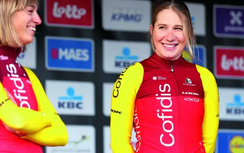 Clara Koppenburg strahlt im Cofidis-Trikot. Sie ist eine erfolgreiche Radsportlerin.