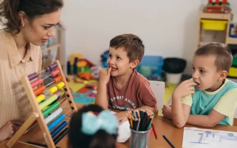Zerówka to szkoła czy przedszkole? Kluczowe różnice i informacje