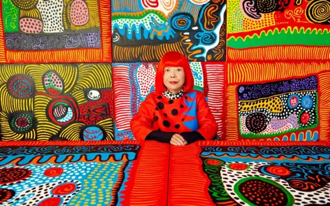 Yayoi Kusama, entourée de son univers psychédélique, une explosion de couleurs vives et de pois emblématiques.