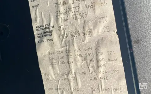 Aufkleber mit Fahrzeugdaten, um die PR-Nummern zu entschlüsseln. Zeigt Transporter, Motorcode AXB, Lacknummer und Optionen.